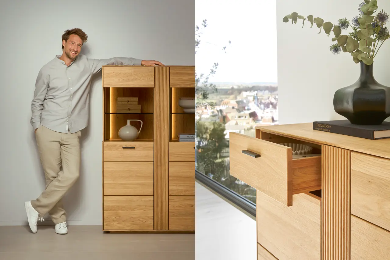 Hochwertiges Massivholz Highboard mit vertikaler Struktur, Schubladen und Glasfächern. Moderne Wohnmöbel aus Holz mit integrierter Beleuchtung. Detailansicht der Schublade zeigt präzise Verarbeitung und natürliches Material.